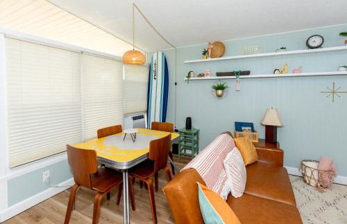 Mid-Century Modern Themed Home with Outdoor Hot Tub - Foto 59