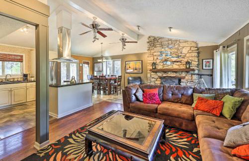 Holiday Island Home: Hot Tub & Wood Stove! - Foto 1
