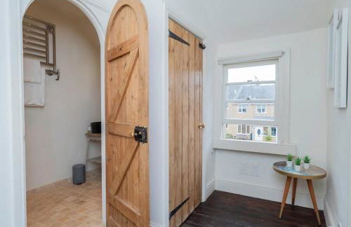 Heron Stays Bath- Historic Pub Retreat, Original Beams, Parking, Sleeps 9, 3 Miles to Bath Central - Photo 13