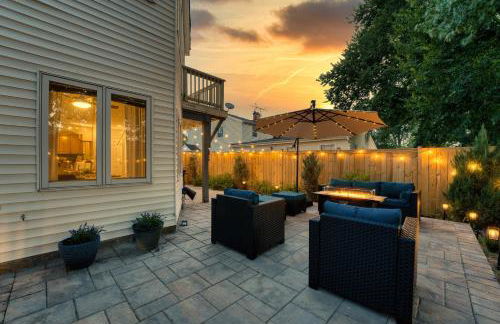 Patio Paradise Stylish 3BR Home with Gaming Room - Photo 37