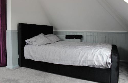 Modern Spacious House - Sleeps 16, Free Parking, Sun Terrace - Foto 16