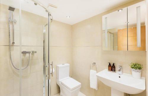 High End Luxury Townhouse in JQ, 4 Bedrooms, Flat screen TV in all rooms, Free Parking, Near Birmingham City Centre DEPOSIT REQUIRED - Foto 33