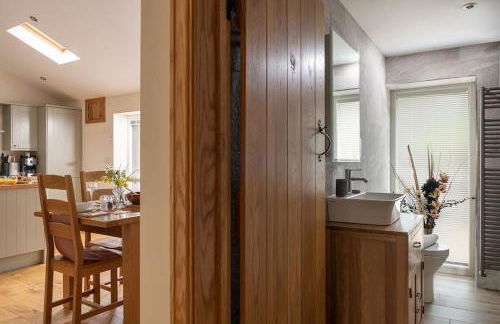 CRUCK BARN - Beautiful Renovated Barn within the Countryside - Photo 36