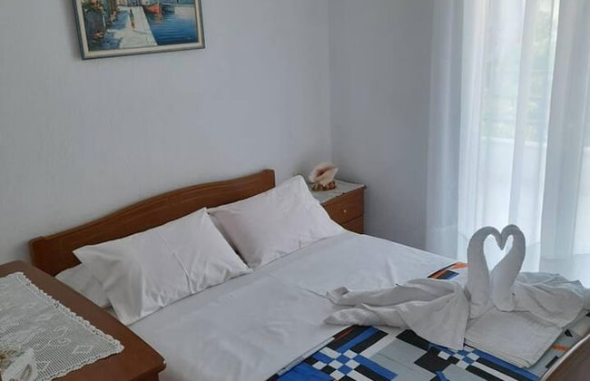 Impeccable 2-bed House in - Photo 5