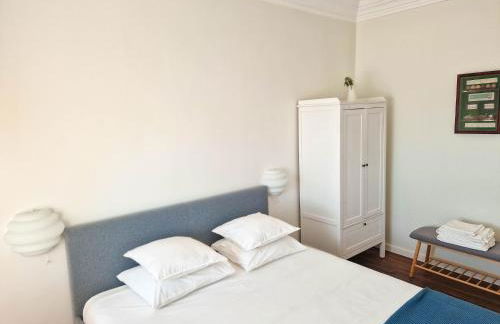 Riverfront 2 Bedrooms with Balcony - Photo 35