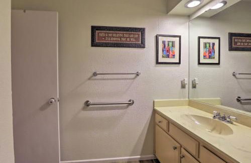 2 Mi to Lake Arlington Spacious Escape with Deck - Foto 17