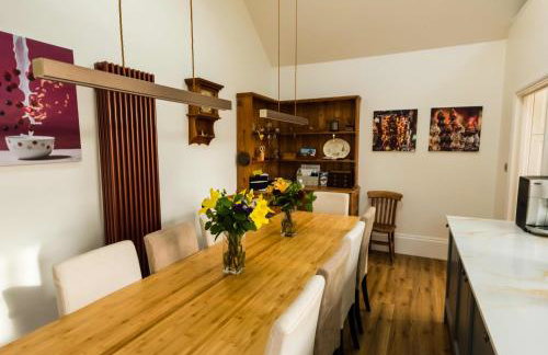 Beachside period family home. 5 BR spacious, comfortable. - Photo 9