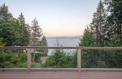 Modern retreat w/ stunning views & hot tub - Photo 3