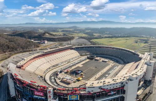 New 3BR Raceday Retreat - Steps from Speedway - Foto 2