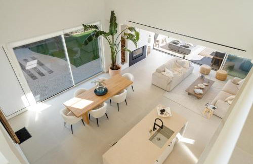 Modern Sea View Villa, Heated Pool,Rooftop Jacuzzi Outdoor Kitchen 12min faro Airport - Foto 2