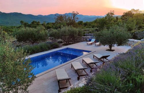 Charming stone house with private pool & jacuzzi - Holiday Home Vera - Photo 9