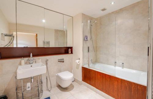 Chelsea Riverfront 2BR & Balcony - Foto 5