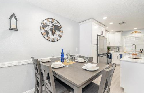 Elegant Retreat Near Downtown and Beach - Photo 6