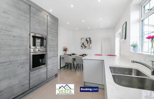 Three Bedroom House By Vesta Serviced Accommodation & Short Lets Borehamwood With Free WiFi & Free Parking - Foto 12