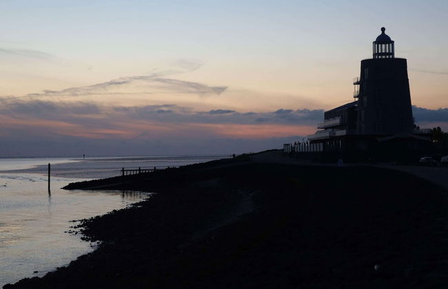 Modern Retreat With Private Sauna - Photo 24