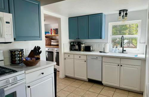 Hot Tub-EV-Kid Friendly-Arcade Game-BBQ-Fire Pit - Photo 9