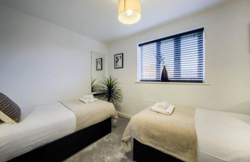 3 BedRoom house, Sleeps 6 with Full Kitchen, Garden and Free Parking - FREE Wi-Fi near Milton Keynes Bowl - Foto 29