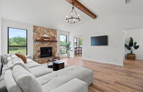 Spacious Home Near Beach, Large Yard, Game Room and Dog Friendly - Foto 1