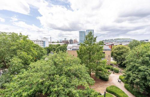 Tranquil 2-Bed Apartment, Balcony, Sleeps 6, 7 Minute Drive to King's Cross St Pancras - By City Peace - Foto 21