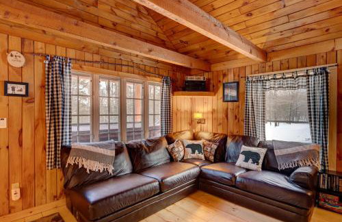 Secluded 2BR Cabin w Hot Tub, Pond, Trails, WiFi - Foto 4