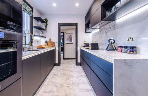 Unique 4 Bed Home in The Windsor Tapestries by Casa by Grace - Sleeps 7-9, Private Hot Tub Hire, Free Parking, Dog Friendly, Legoland, Windsor Castle - Foto 32