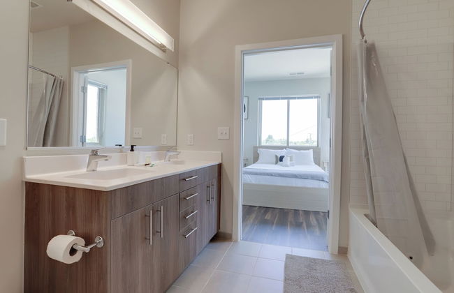 Spacious 2BR Apt with Den W Balcony - Foto 41