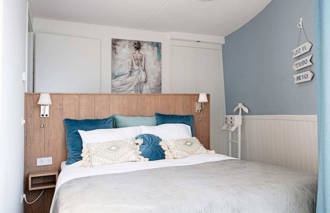 Modern Retreat With Private Sauna - Photo 4