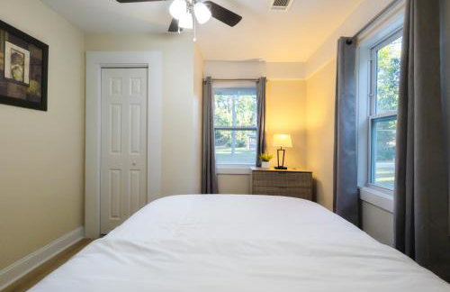 The Crestwood - 3BR Home with Parking - Near Atlanta and Stone Mountain - Photo 18