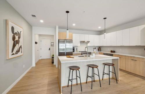 Skyline Nights in Downtown Nashville Walk to Broadway with Pool and Gym - Foto 14