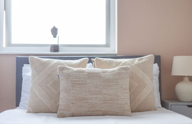 High-End 2 Bed Flat near Westfield London - Photo 15