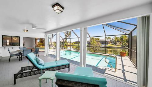 Relax & Play! 3BR Pool Home in Cape Coral - Pet-Friendly with Game Room - Foto 4, sunbed