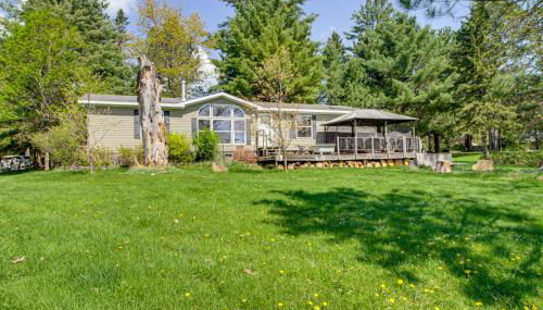 Waterfront Family Home with Yard on Portage Lake - Foto 2