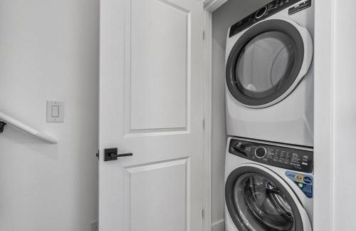 Stylish Phoenix Suite by Zenia Stays - Central & Cozy Escape - Foto 39