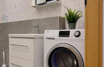 STN Royale Suite - Ferienwohnung mit 4 Schlafzimmer, 8 Big Beds, Parkplatz & Balkon, Highspeed WLAN, Netflix Premium, Zentral zu Audi & Schwarz Gruppe - Foto 23