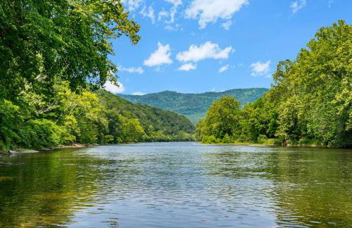 Cute Riverside Cabin w Hot Tub Fire Pit & Kayaks - Foto 4