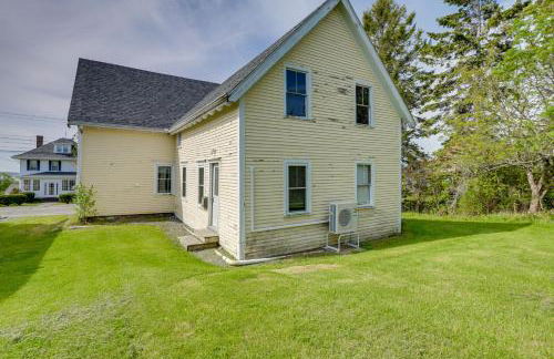 Walk to Beach House with Deck and Yard in Lubec! - Foto 22