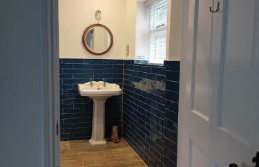 The West Wing at Eriviat Hall Hot Tub - Photo 61