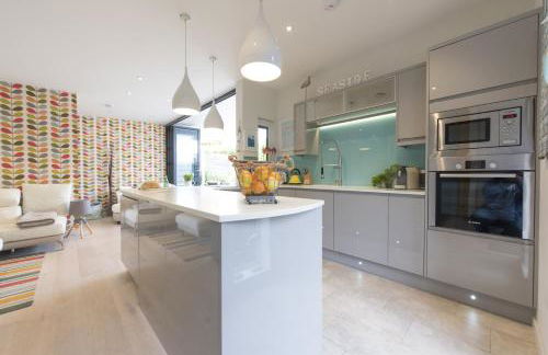 Two Bare Feet - Photo 8