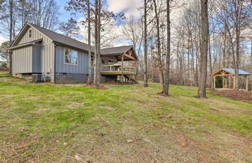 Creek-View Getaway with Deck, Yard, and Fire Pit! - Foto 23