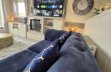 The Blue Lagoon 2 bedroom lodge with hot tub - Foto 40