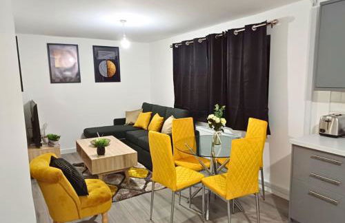 Cosy 4 Bedroom House in Seven Sisters Neath Port Talbot - Photo 1