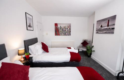 Stylish 4BR House, Sleeps 7, High-Speed Wi-Fi, Long Stay Friendly - Foto 40