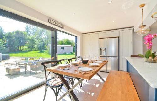 Adgestone Villa - A Luxurious Countryside Escape with Heated Pool, Near Sandown Beach, Dog Friendly in Rural Sandown - Perfect Getaway for Family & Friends - Photo 21