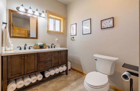 The Yellowstone - Spacious Wapiti Valley Cabin with Stunning Views! - Foto 35