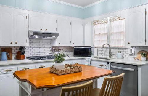 Roberson House Private Pool Walk to DT Sleeps 12 - Foto 16