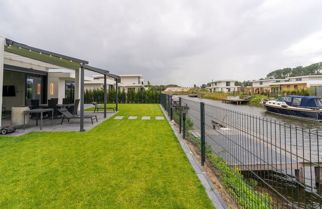 Villa With Covered Terrace and Jetty on the Water - Foto 37