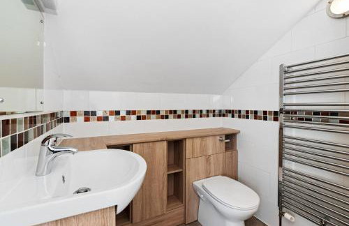 Luxury 4-Bed Family & Group Home-King or Twin Beds-Driveway, Garden-Near Gatwick - Foto 25