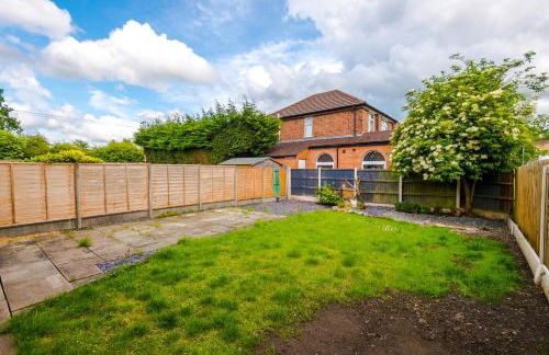 4BR Home for 8, Full Kitchen, Parking, WiFi in Northwich - Photo 14