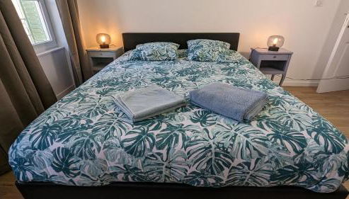 Logement MAZEL - Hypercentre - Parking et Gare proche - WIFI - Spacieux et Moderne - Tout confort - Géré par PrestaZen'Services - Foto 4