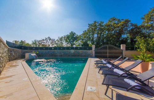 Gorgeous Pool Villa with a fenced garden - Photo 19